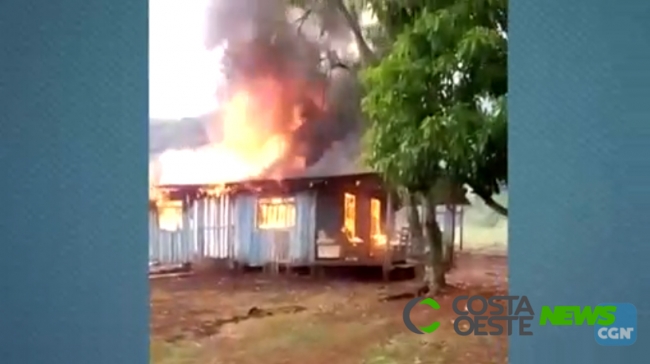 Vídeo flagra casa pegando fogo em Cascavel