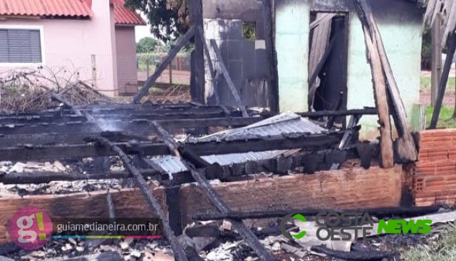 Casa fica destruída em incêndio no distrito de Santa Rosa do Ocoí