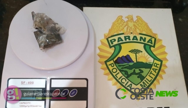 Indivíduo é detido pela PM após ser flagrado com maconha na praça central