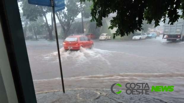 Chuva forte alaga ruas em Marechal Cândido Rondon