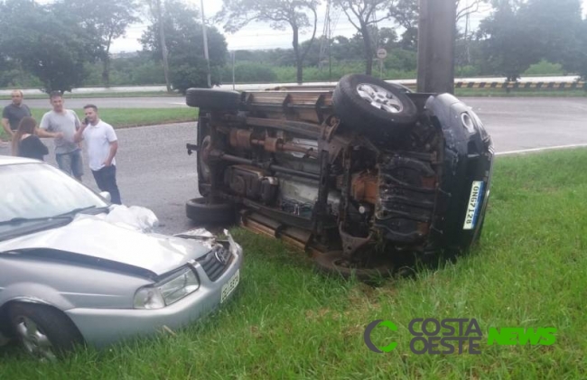 Caminhonete tomba após colisão com carro em Foz do Iguaçu