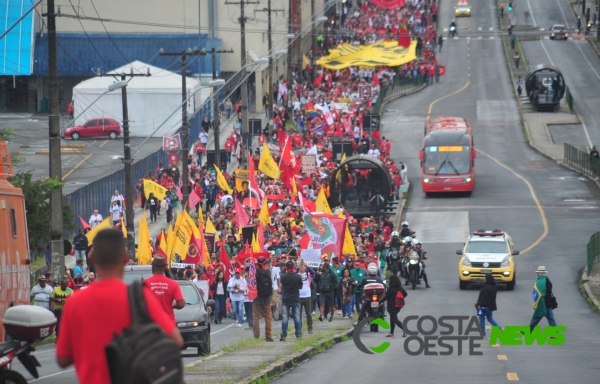 Manifestação pró-Lula começa com caminhada em Curitiba