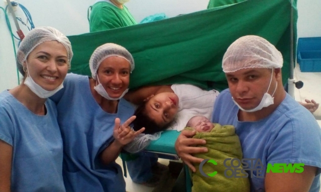 Parto de bebê filho de pais surdos é acompanhado por intérprete de libras