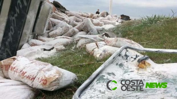 Carreta carregada tomba e carga fica espalhada na BR 467