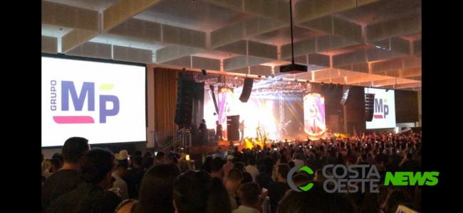 Eduardo Costa lota Centro de Eventos da Lar 