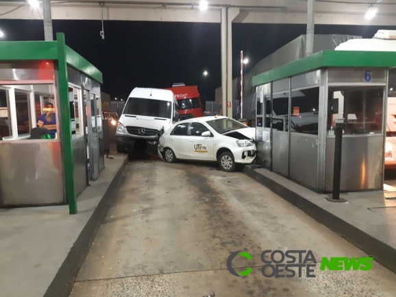 Carro, ônibus e caminhão batem em guichê de praça de pedágio da BR-277