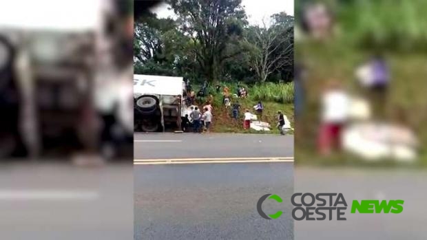 Carga de frango é saqueada de caminhão tombado na BR 277