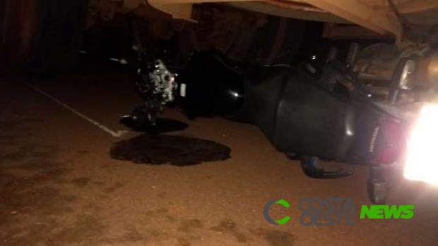 Moto para embaixo de caminhão após acidente na BR -163