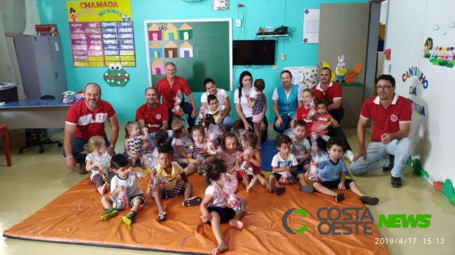 Associação dos Colorados Coração Valente faz entrega de doces para crianças carentes 