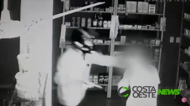 Câmeras de vigilância flagram roubo em bar