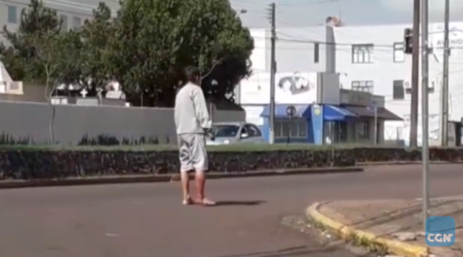 Homem é baleado na perna, recusa atendimento e sai caminhando pela rua