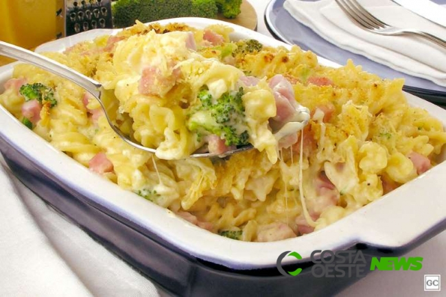 Macarronada de forno com presunto e brócolis