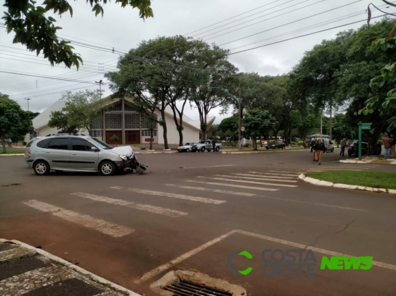 Scenic e Corolla colidem em cruzamento de avenidas no centro de Santa Helena