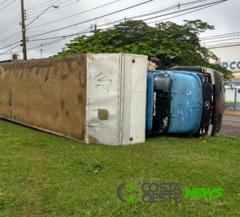 Vendaval tomba caminhão, destelha casas e derruba árvores