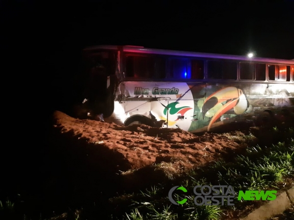 Estudante morre e 10 ficam feridos em acidente com ônibus na PR 323