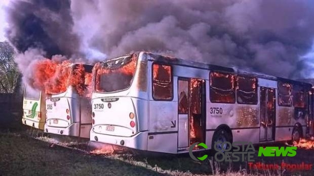 Três ônibus são destruídos por incêndio na fronteira