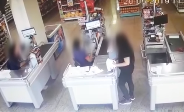 Mulher se irrita com demora em troco e tenta agredir funcionária de supermercado