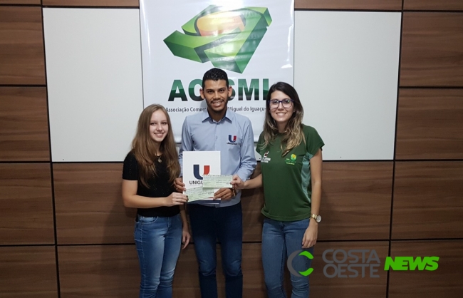 Acismi e Uniguaçu realizam entrega de R$1 mil para ganhadoras do bingo