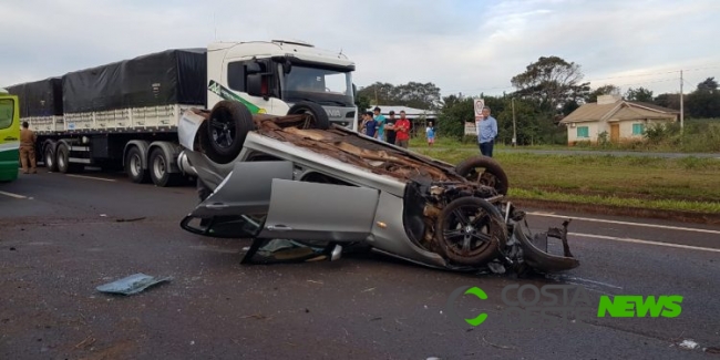 Acidente grave envolve casal e bebê, carro deles capotou