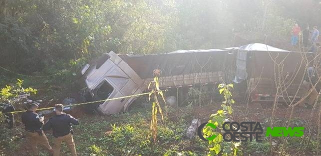 Caminhoneiro morre após sair da pista e bater em barranco