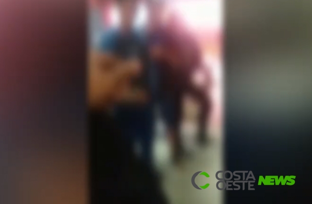 Vídeo flagra briga entre alunos em refeitório de colégio