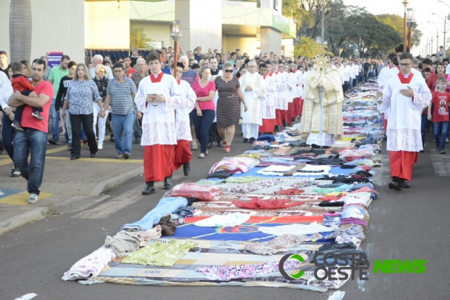 Milhares de fiéis acompanharam procissão de Corpus Christi