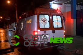 Homem embriagado tem o ânus colado por companheiros de bar 