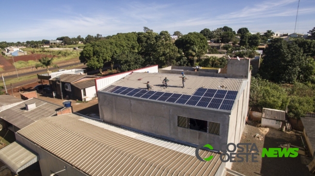 Comércio de Medianeira investe em energia solar para cortar despesas com ajuda da Cresol 