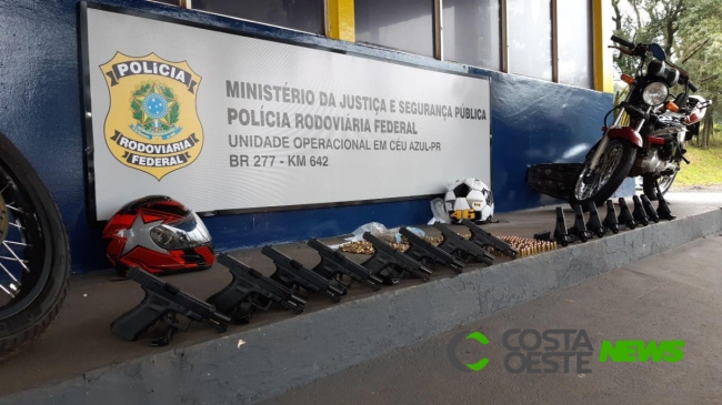 PRF apreende 16 pistolas e munições escondidas em motos no Paraná