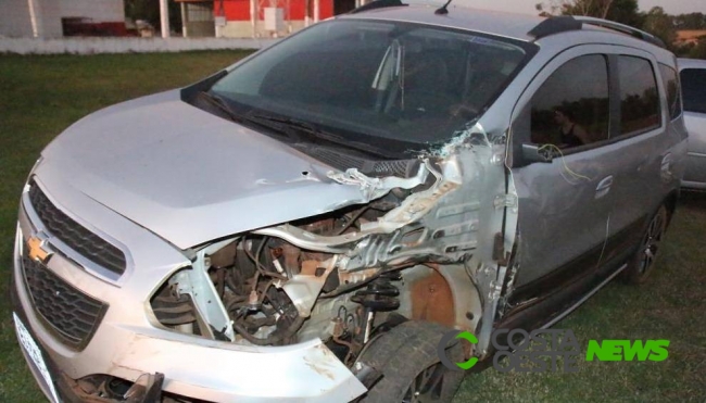 Acidente entre carro e caminhão é registrado