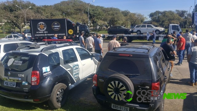 Policiais fazem carreata com viaturas antigas para protestar por reajuste e melhores condições 