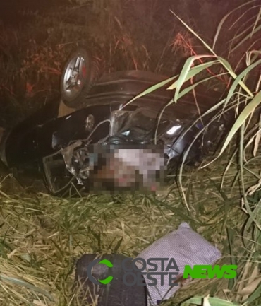 Uma pessoa morreu e duas ficaram feridas após colisão e capotamento na PR 495