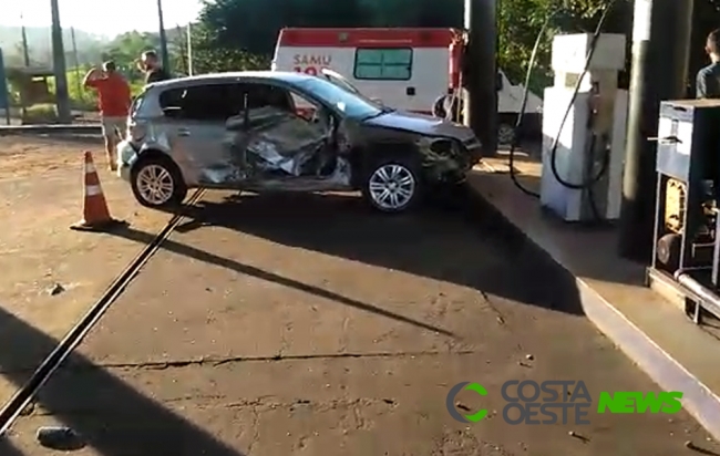 Veja o vídeo: Após batida carro vai parar dentro de Posto de combustíveis no trevo para Itaipulândia