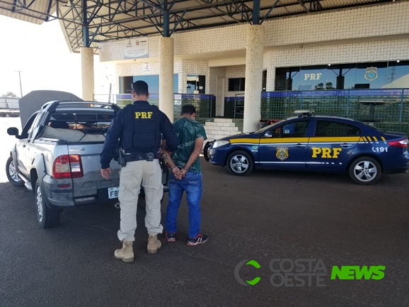 PRF recupera carro clonado e prende o condutor paraguaio em Guaíra