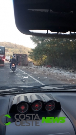 Carreta carregada com cerâmica atinge veículo e tomba na BR 277, em Matelândia