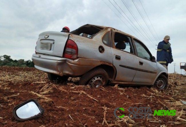 Capotamento deixa passageira de Corsa ferida