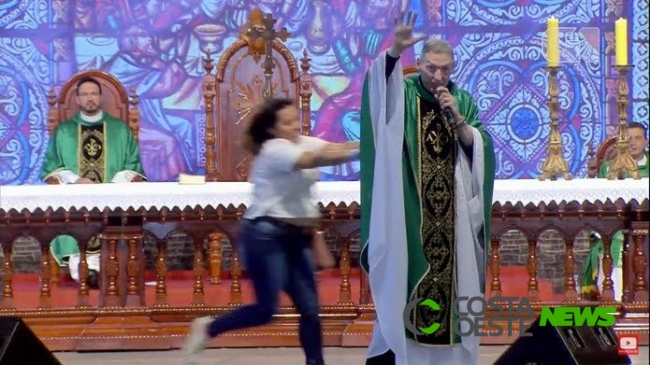 Mulher empurra Padre Marcelo Rossi de altar durante missa 