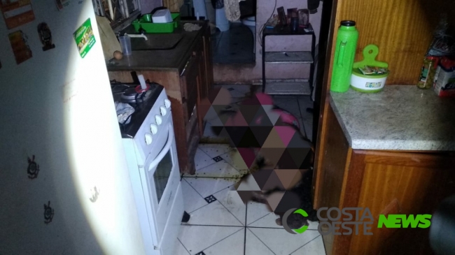 Vizinhos encontram mulher morta dentro de casa 