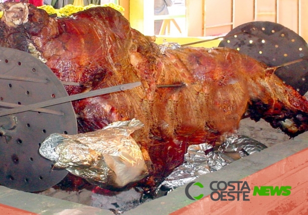 Festa de Marechal tem na gastronomia um dos destaques. Boi inteiro assado no rolete é uma atração 