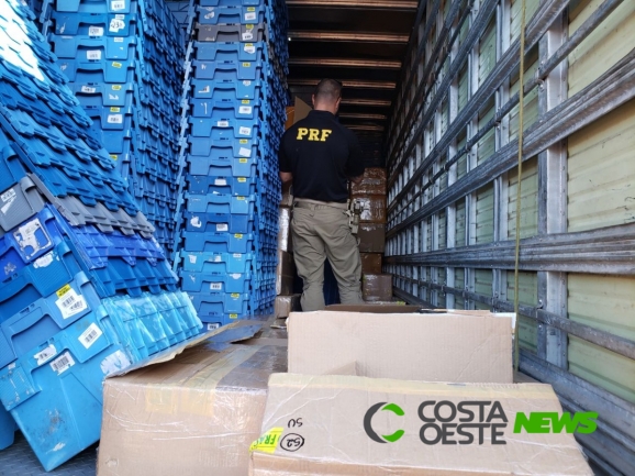 PRF apreende mercadorias de origem estrangeira escondidas em caminhão que transportava medicamentos