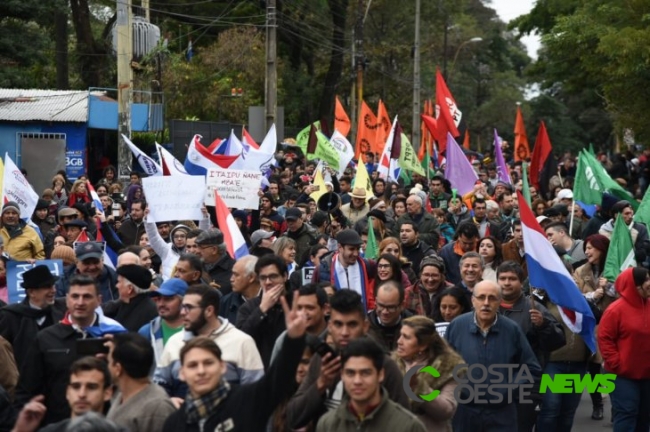 Paraguaios pedem impeachment do presidente Mario Abdo Benítez por novo acordo de Itaipu