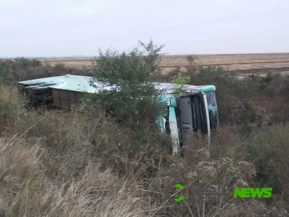 Acidente com ônibus de equipe de futsal deixa um morto na BR-472