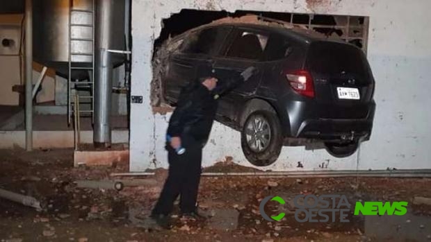Veículo "decola" e acaba pendurado em janela de empresa