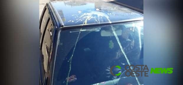 Inconformado com som alto, morador arremessa ovos do alto do prédio