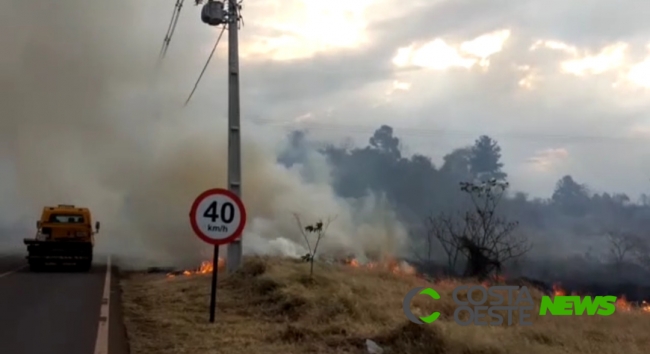 Fumaça de incêndio é jogada para rodovia BR-277 e causa transtornos