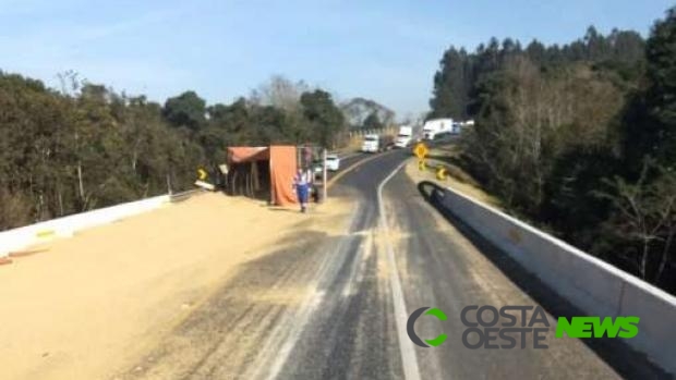 Carreta carregada de soja tomba e interdita trânsito na BR 277