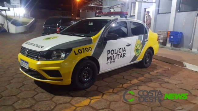 Homem tenta agarrar mulher em supermercado e é detido por populares