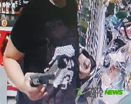 Adolescente é flagrada por câmeras de segurança praticando assalto a mão armada