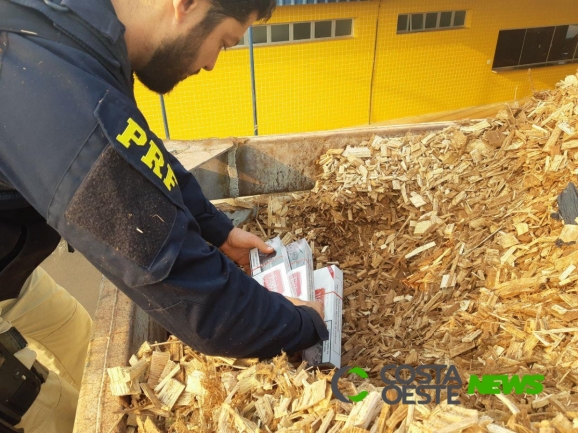 PRF descobre 400 mil carteiras de cigarro sob carga de resíduos de eucalipto