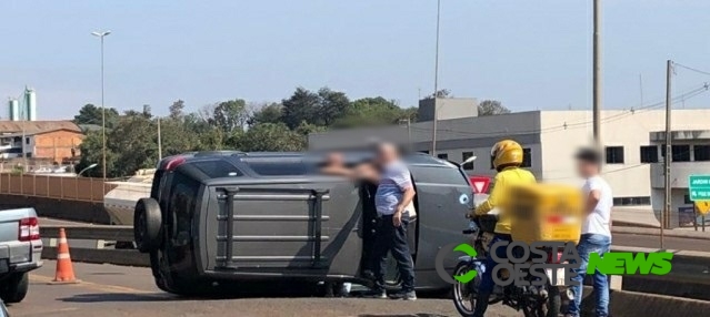 Após colidir em ônibus, motorista embriagado foge e capota veículo em Medianeira
